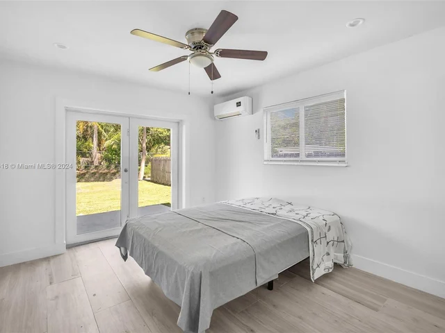 755 N Northlake Dr, Hollywood FL 33019