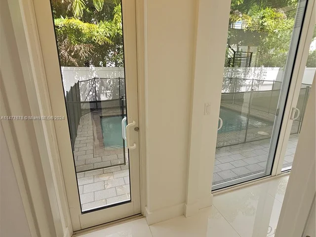 10247 NW 75th Ter, Doral FL 33178