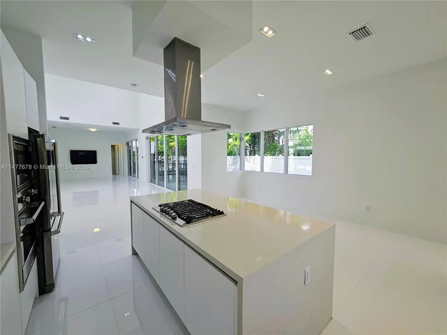 10247 NW 75th Ter, Doral FL 33178