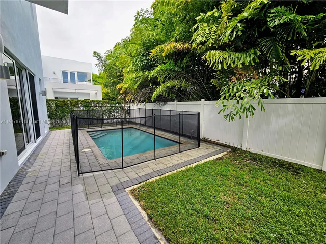 10247 NW 75th Ter, Doral FL 33178