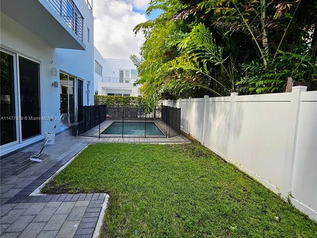 10247 NW 75th Ter, Doral FL 33178