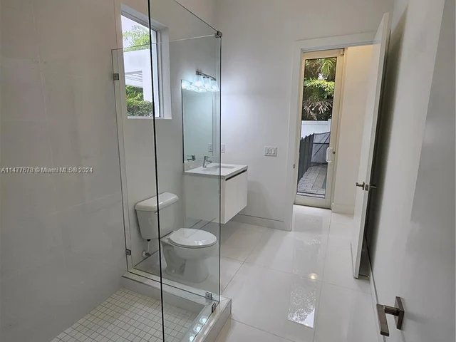 10247 NW 75th Ter, Doral FL 33178