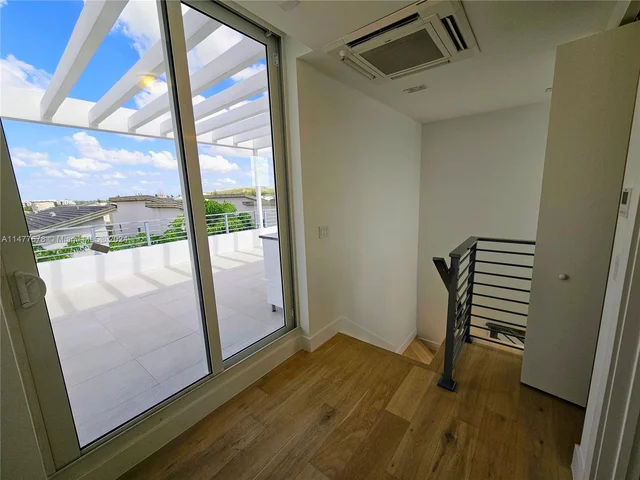 10247 NW 75th Ter, Doral FL 33178