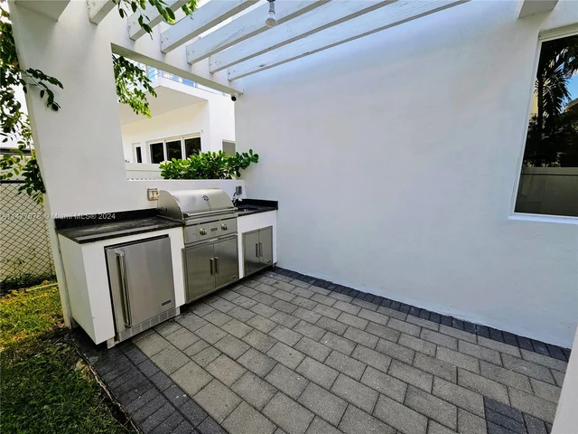 10247 NW 75th Ter, Doral FL 33178