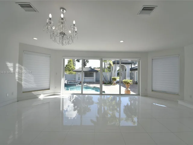 10287 NW 135th St, Hialeah Gardens FL 33018