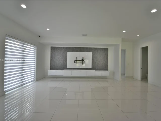 10287 NW 135th St, Hialeah Gardens FL 33018