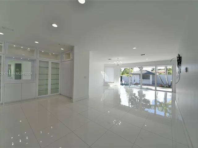 10287 NW 135th St, Hialeah Gardens FL 33018