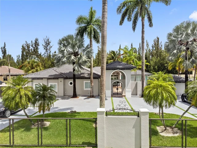 10287 NW 135th St, Hialeah Gardens FL 33018