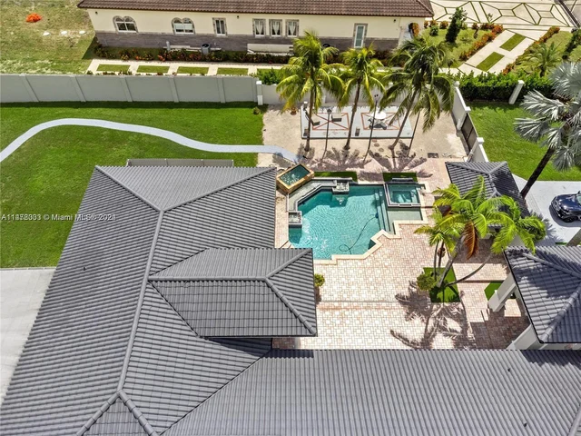 10287 NW 135th St, Hialeah Gardens FL 33018