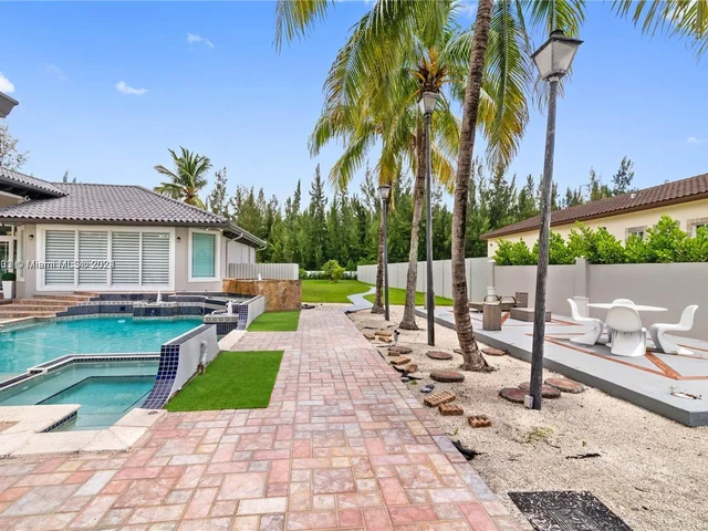 10287 NW 135th St, Hialeah Gardens FL 33018