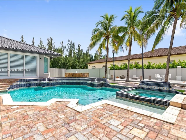 10287 NW 135th St, Hialeah Gardens FL 33018