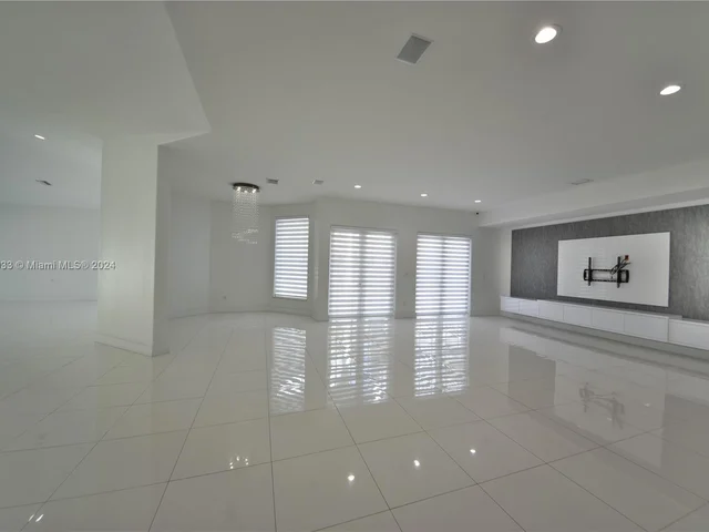 10287 NW 135th St, Hialeah Gardens FL 33018