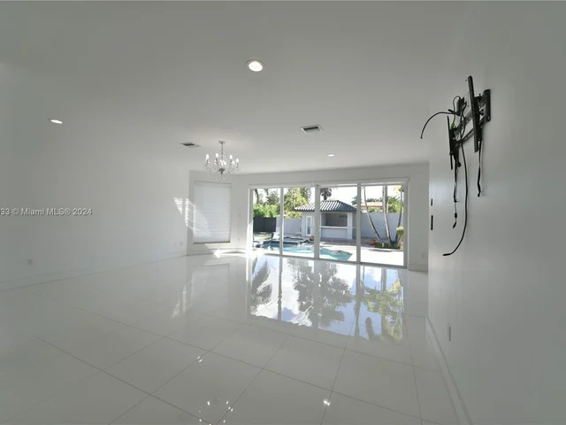 10287 NW 135th St, Hialeah Gardens FL 33018