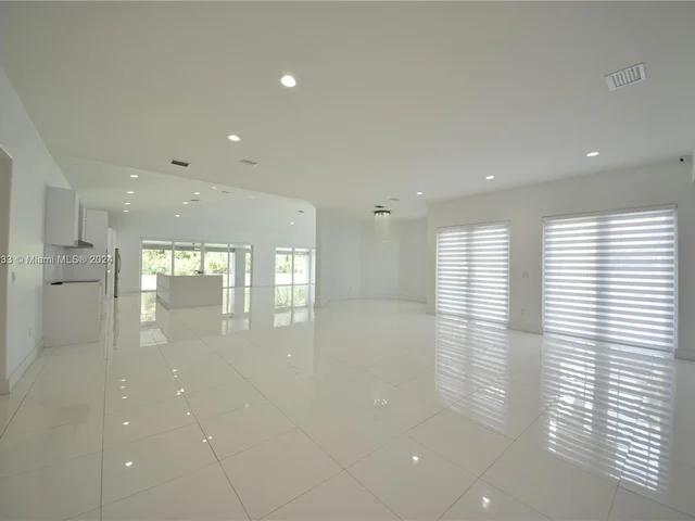 10287 NW 135th St, Hialeah Gardens FL 33018