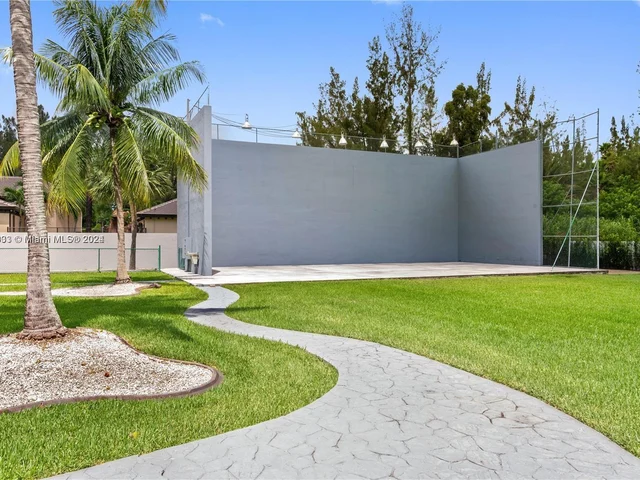 10287 NW 135th St, Hialeah Gardens FL 33018