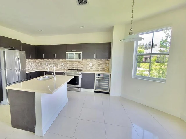 10464 NW 70th Ln, Doral FL 33178