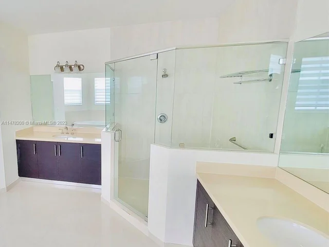 10464 NW 70th Ln, Doral FL 33178