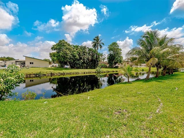 837 W Plantation Cir, Plantation FL 33324