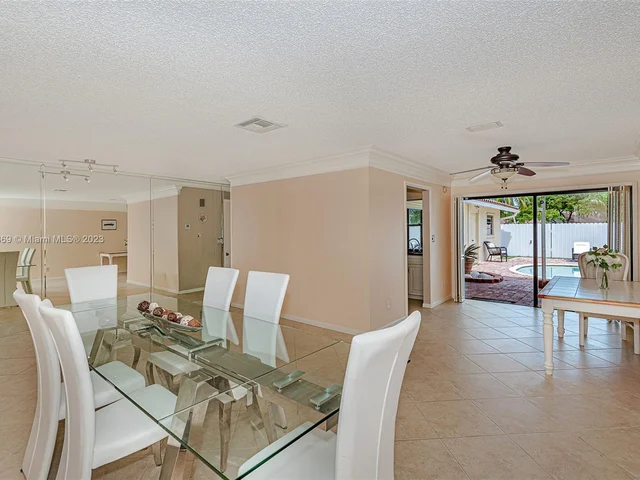 837 W Plantation Cir, Plantation FL 33324