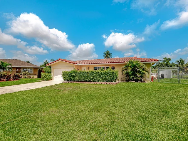 837 W Plantation Cir, Plantation FL 33324