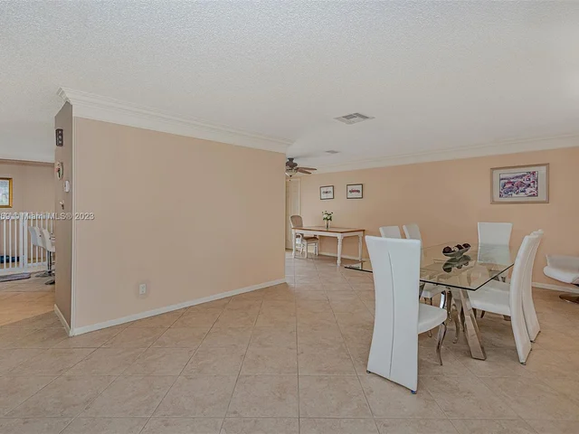 837 W Plantation Cir, Plantation FL 33324