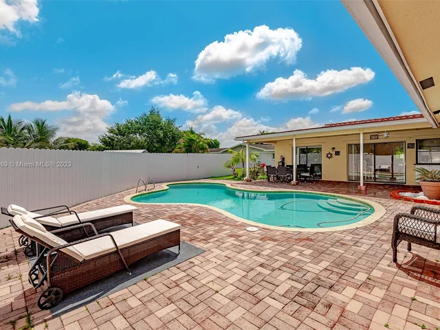 837 W Plantation Cir, Plantation FL 33324