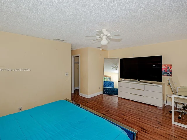 837 W Plantation Cir, Plantation FL 33324