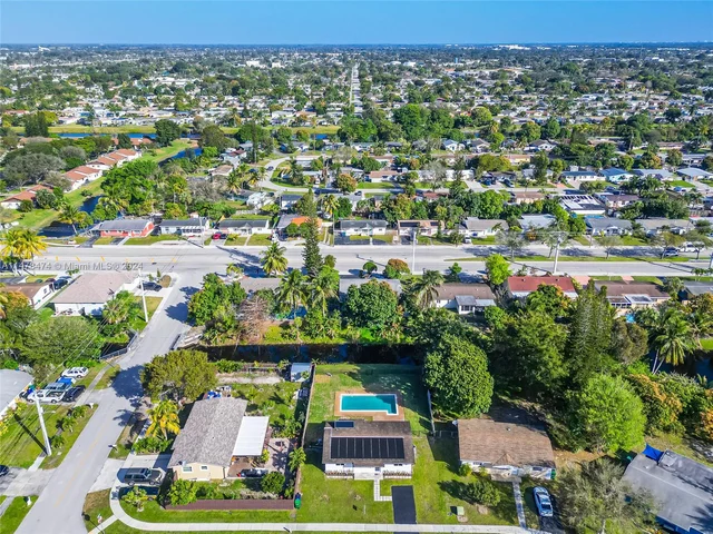 6475 SW 3rd Ct, Margate FL 33068