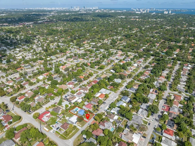 425 NW 100th Ter, Miami FL 33150