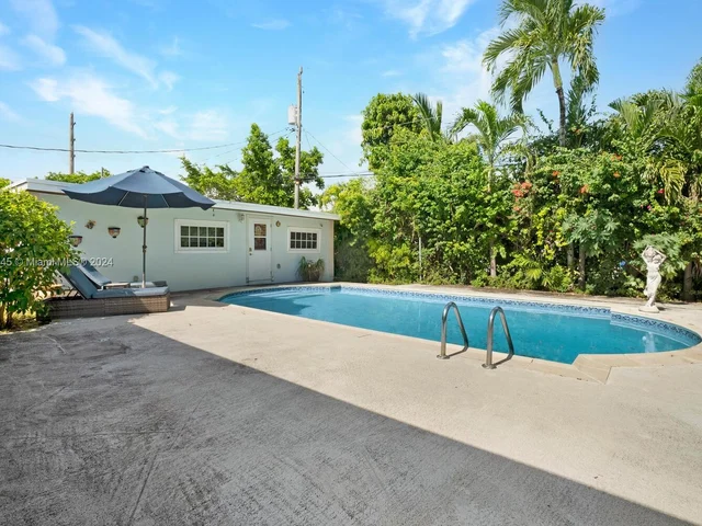 425 NW 100th Ter, Miami FL 33150