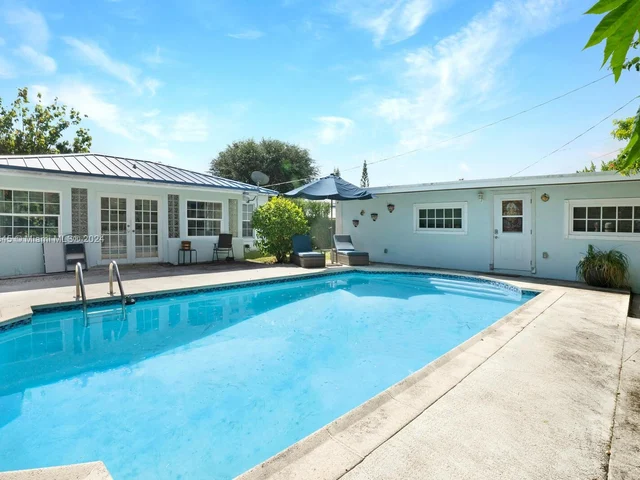 425 NW 100th Ter, Miami FL 33150