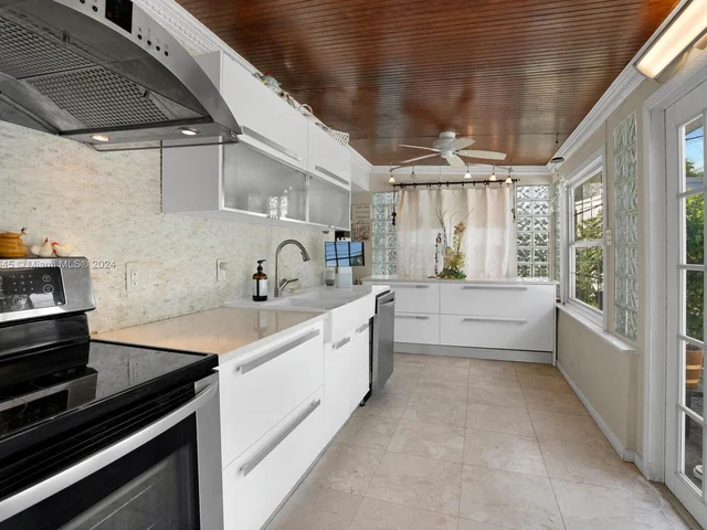 425 NW 100th Ter, Miami FL 33150