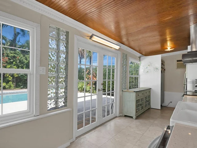 425 NW 100th Ter, Miami FL 33150