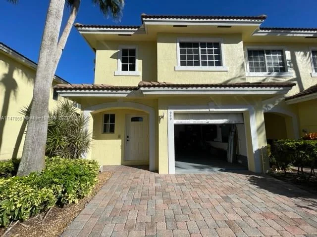 909 Imperial Lake Rd # 909, West Palm Beach FL 33413