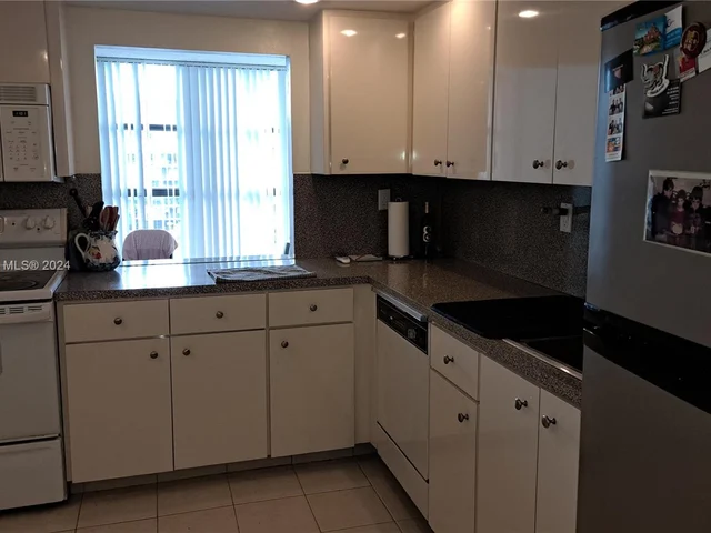 600 Parkview Dr # 718, Hallandale Beach FL 33009