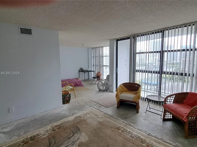 600 Parkview Dr # 718, Hallandale Beach FL 33009