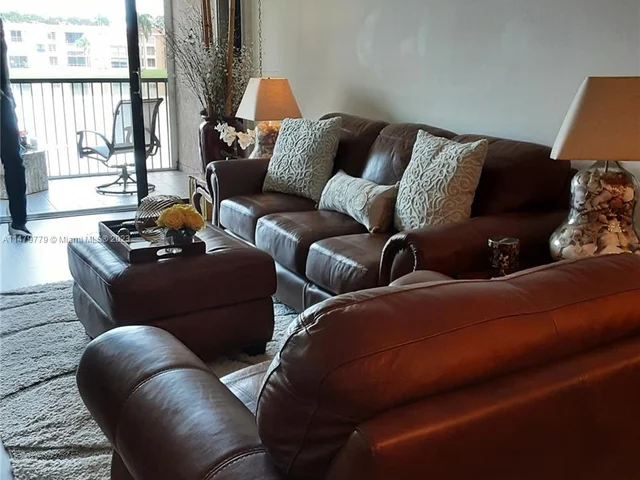 6323 Coral Lake Dr # 211, Margate FL 33063