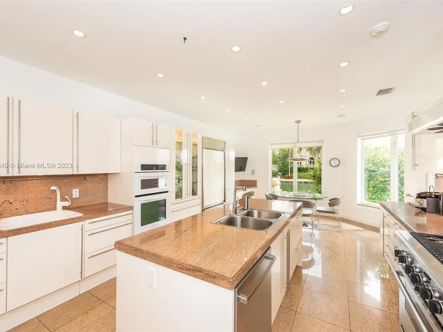 1095 Mariner Dr, Key Biscayne FL 33149