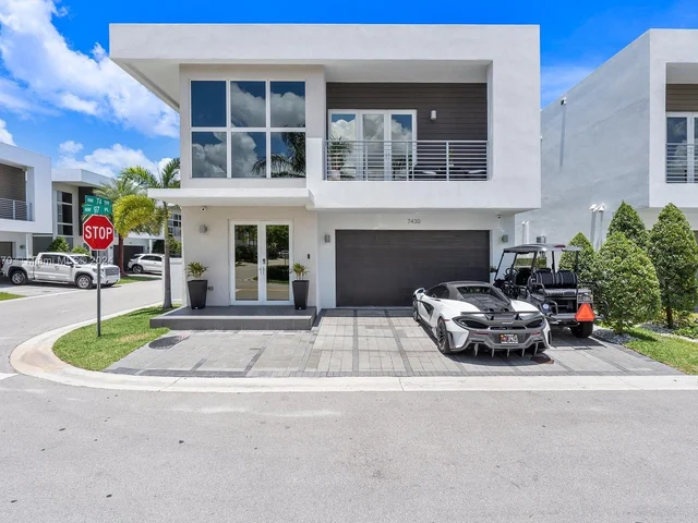 7430 NW 97th Pl, Doral FL 33178