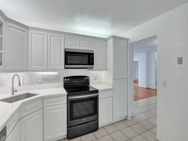 2201 S Ocean Dr # 407, Hollywood FL 33019