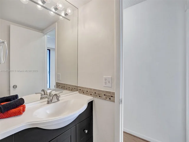 2201 S Ocean Dr # 407, Hollywood FL 33019