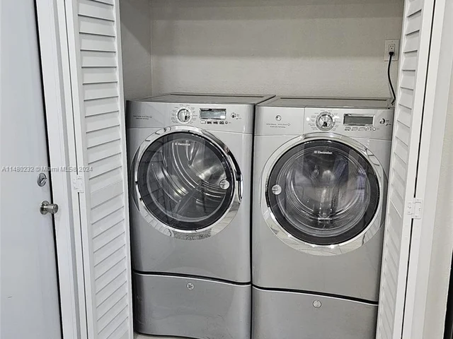 1380 SW 56th Ave, Plantation FL 33317