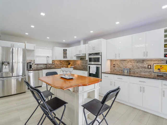 1380 SW 56th Ave, Plantation FL 33317