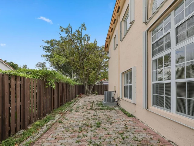 11300 NW 58th Ter, Doral FL 33178