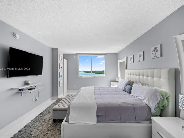 300 Bayview Dr # 616, Sunny Isles Beach FL 33160