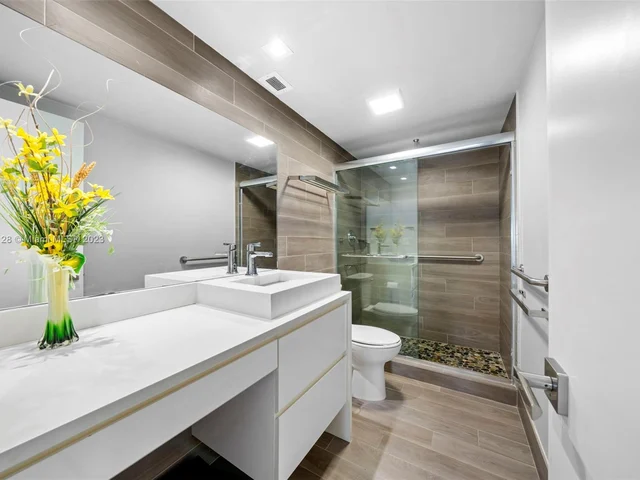 300 Bayview Dr # 616, Sunny Isles Beach FL 33160