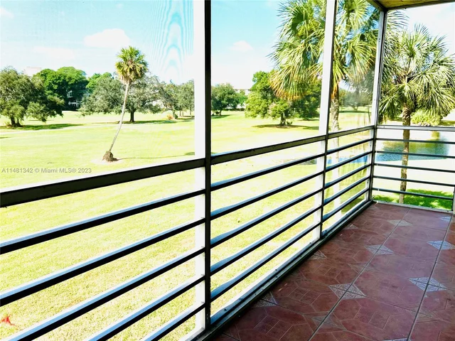 565 Oaks Ln # 206, Pompano Beach FL 33069