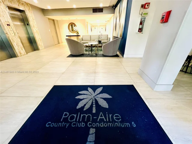 565 Oaks Ln # 206, Pompano Beach FL 33069