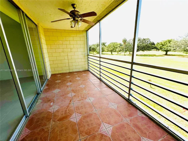 565 Oaks Ln # 206, Pompano Beach FL 33069