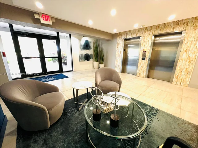 565 Oaks Ln # 206, Pompano Beach FL 33069